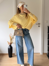 pull jaune pastel