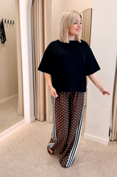 Pantalon brun à pois blanc