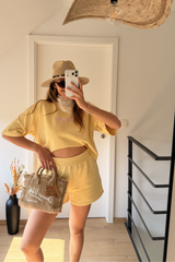 short cora jaune