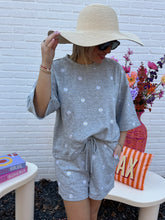 T-SHIRT GRIS À MARGUERITES