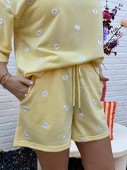 SHORT JAUNE PASTEL À MARGUERITES