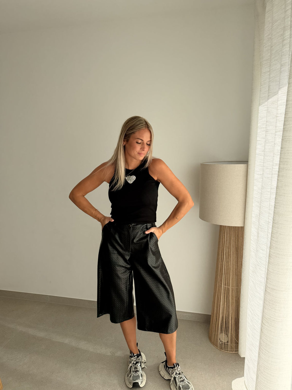 Bermuda simili cuir noir