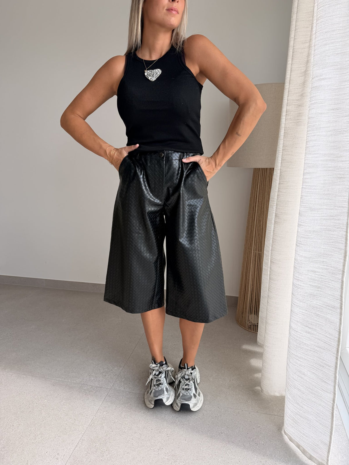 Bermuda simili cuir noir