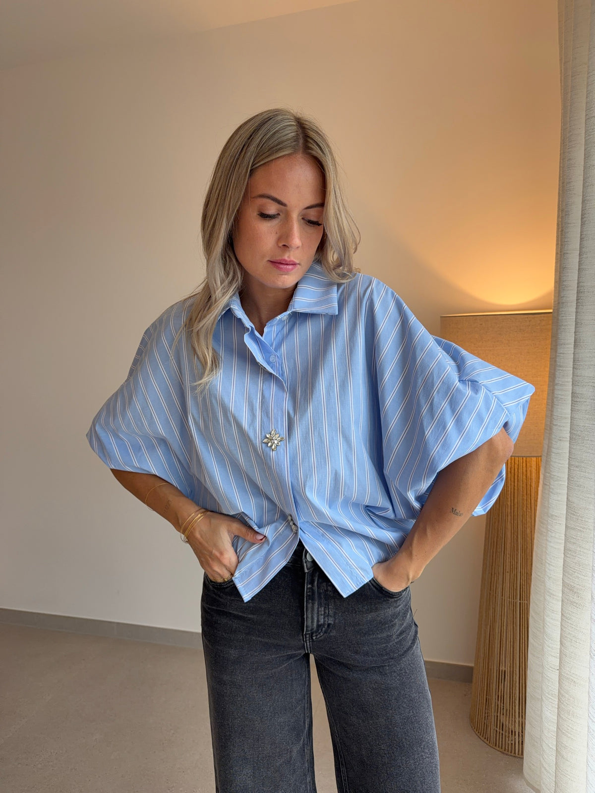 Chemise rayée blanc et bleu, boutons bijoux