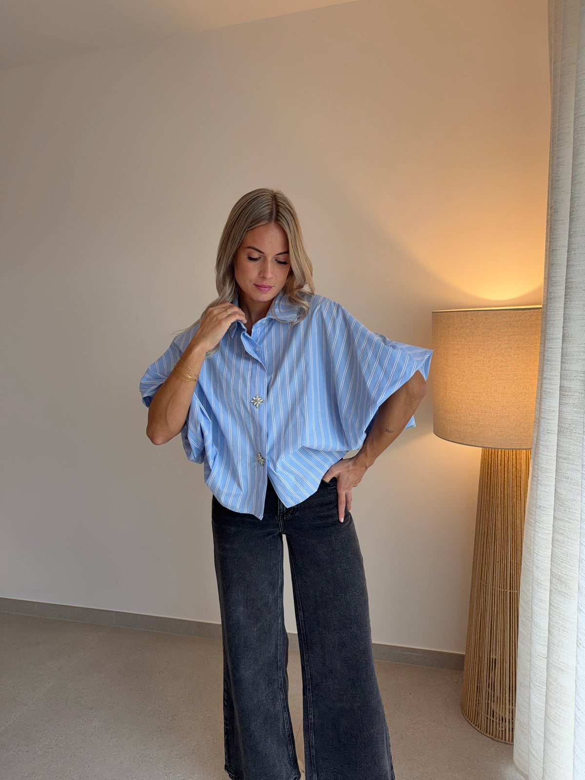 Chemise rayée blanc et bleu, boutons bijoux