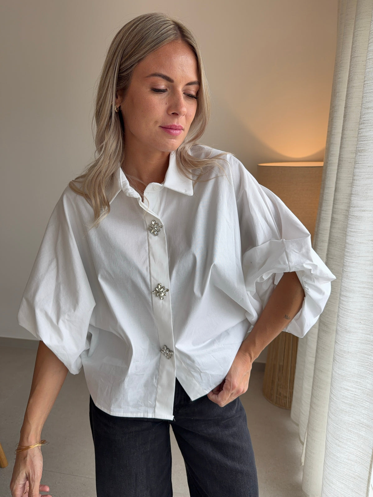 Chemise blanche manches 3/4, boutons bijoux