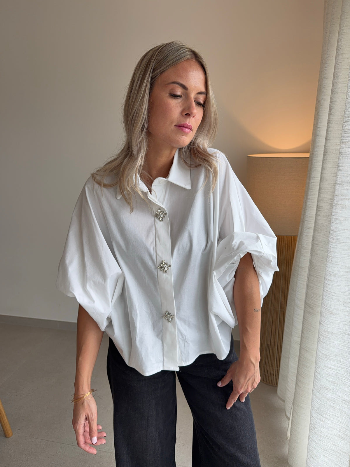 Chemise blanche manches 3/4, boutons bijoux