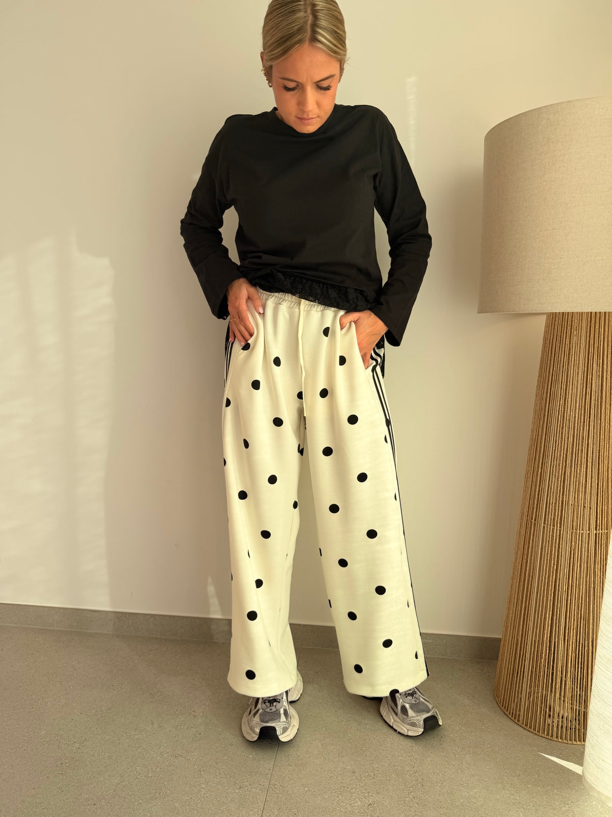 Pantalon blanc à pois noirs