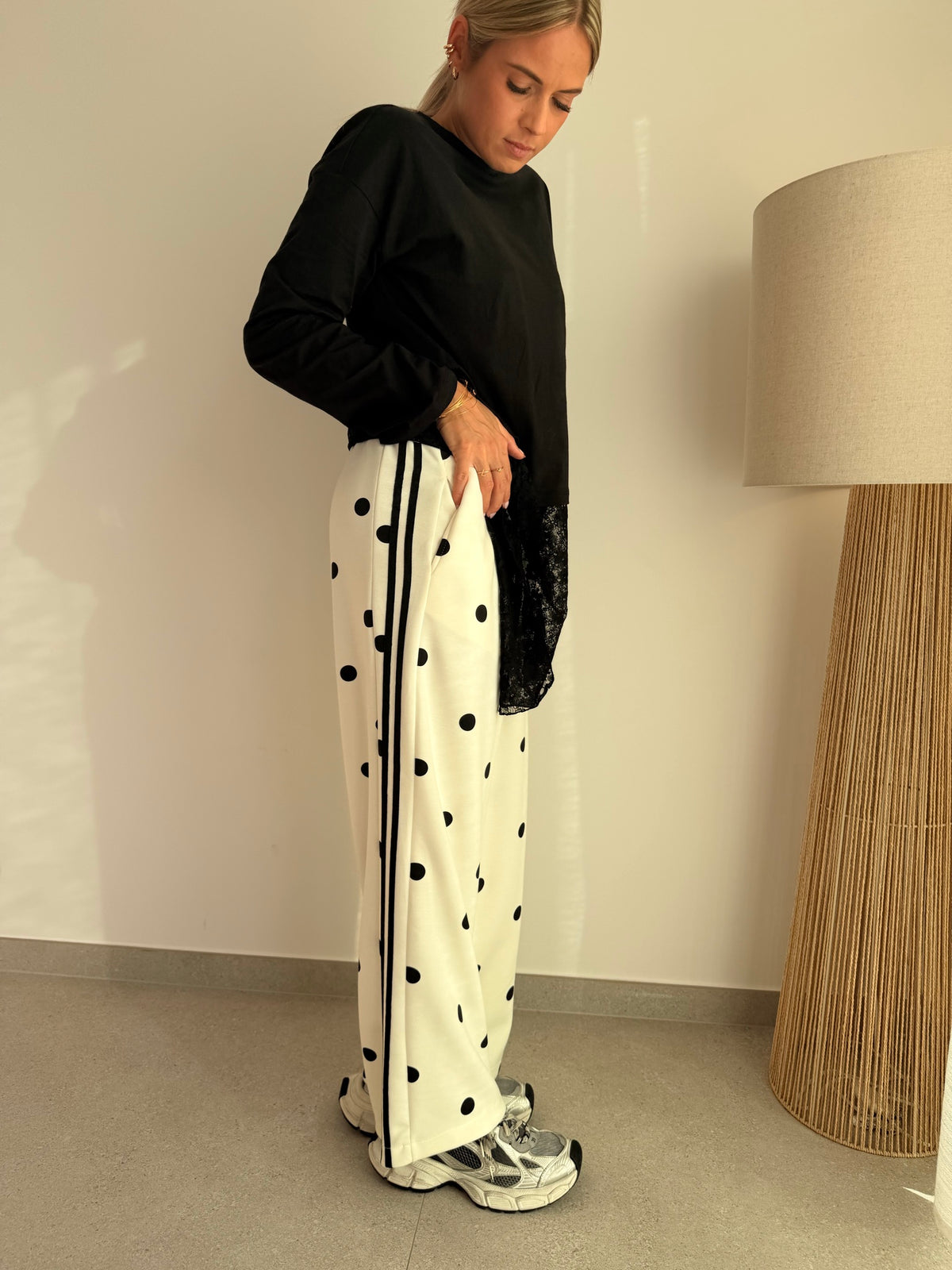 Pantalon blanc à pois noirs