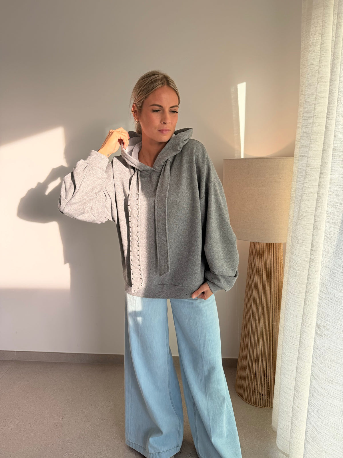 Sweat gris à bandes cloutées