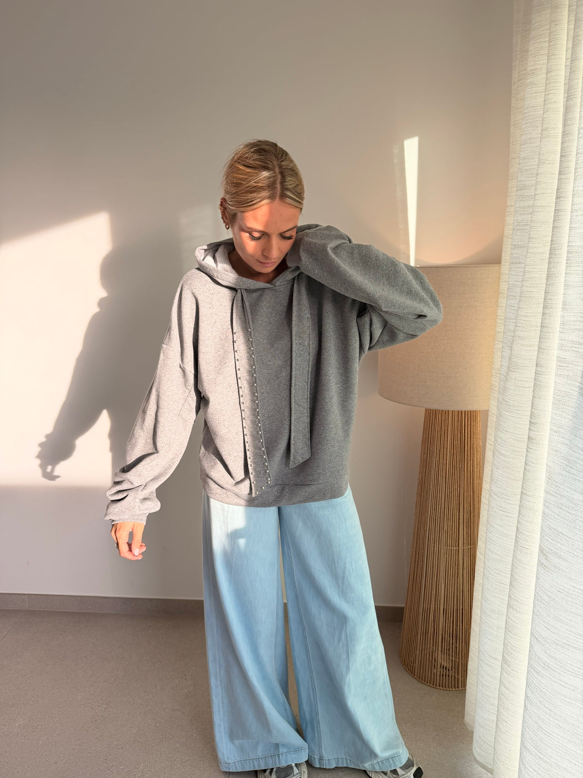 Sweat gris à bandes cloutées