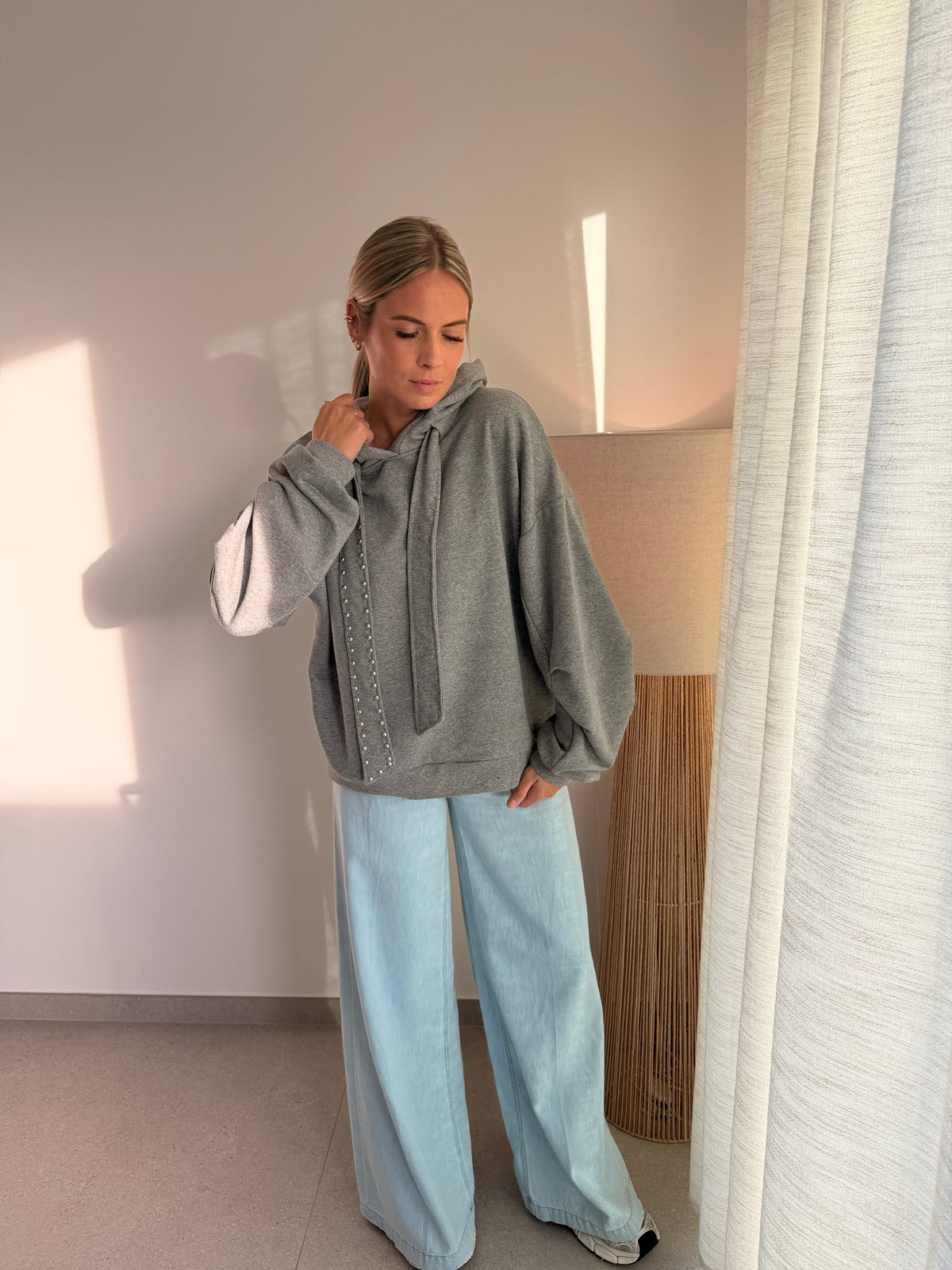 Sweat gris à bandes cloutées
