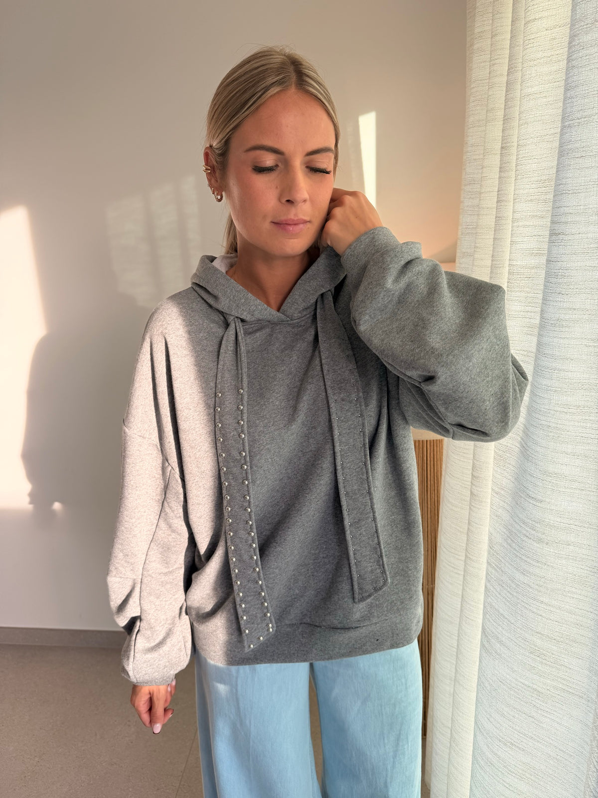 Sweat gris à bandes cloutées