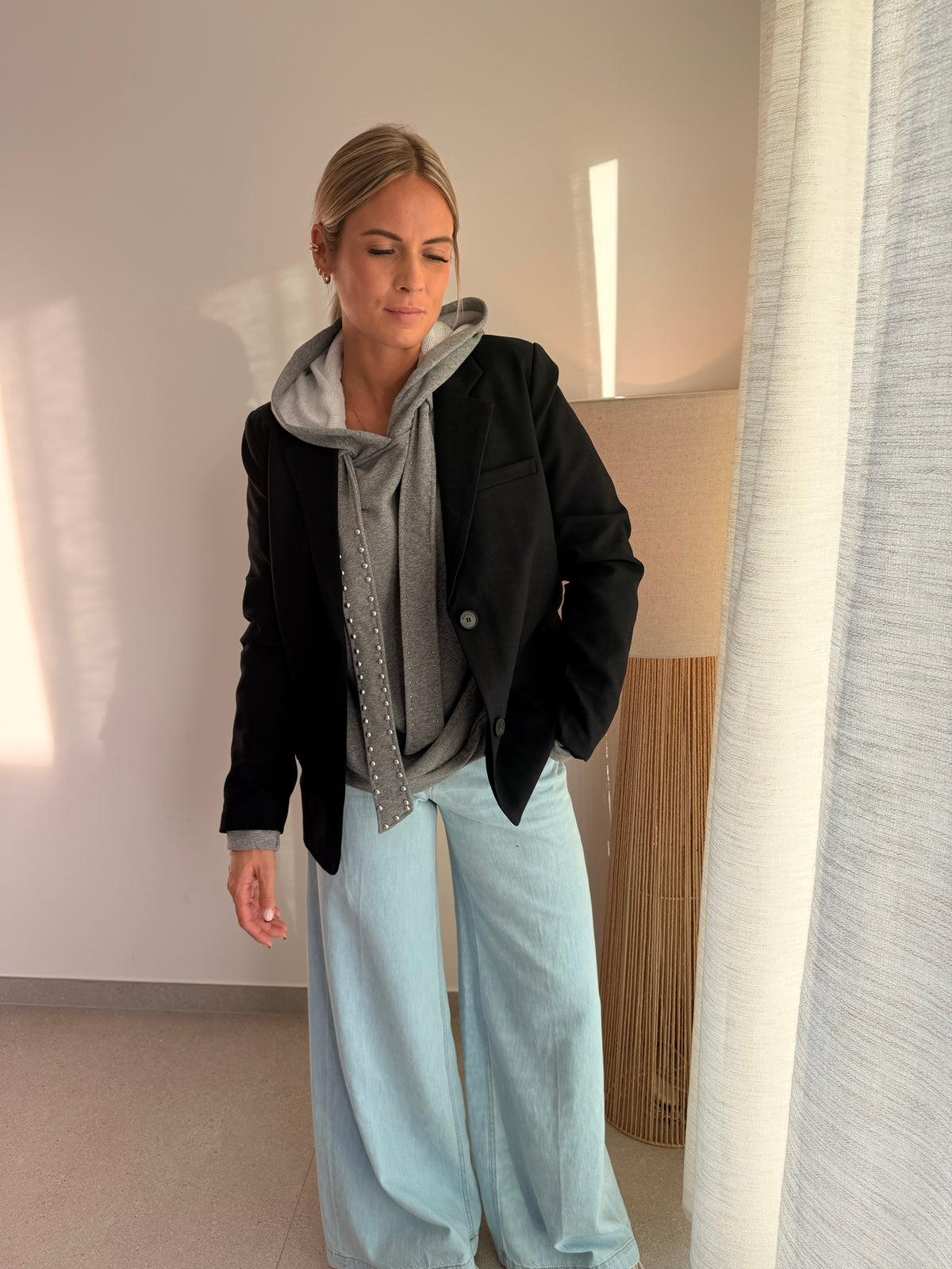 Sweat gris à bandes cloutées
