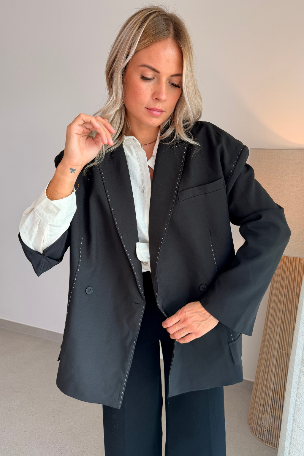 Blazer noir à surpiqûres blanche