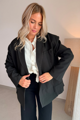 Blazer noir à surpiqûres blanche