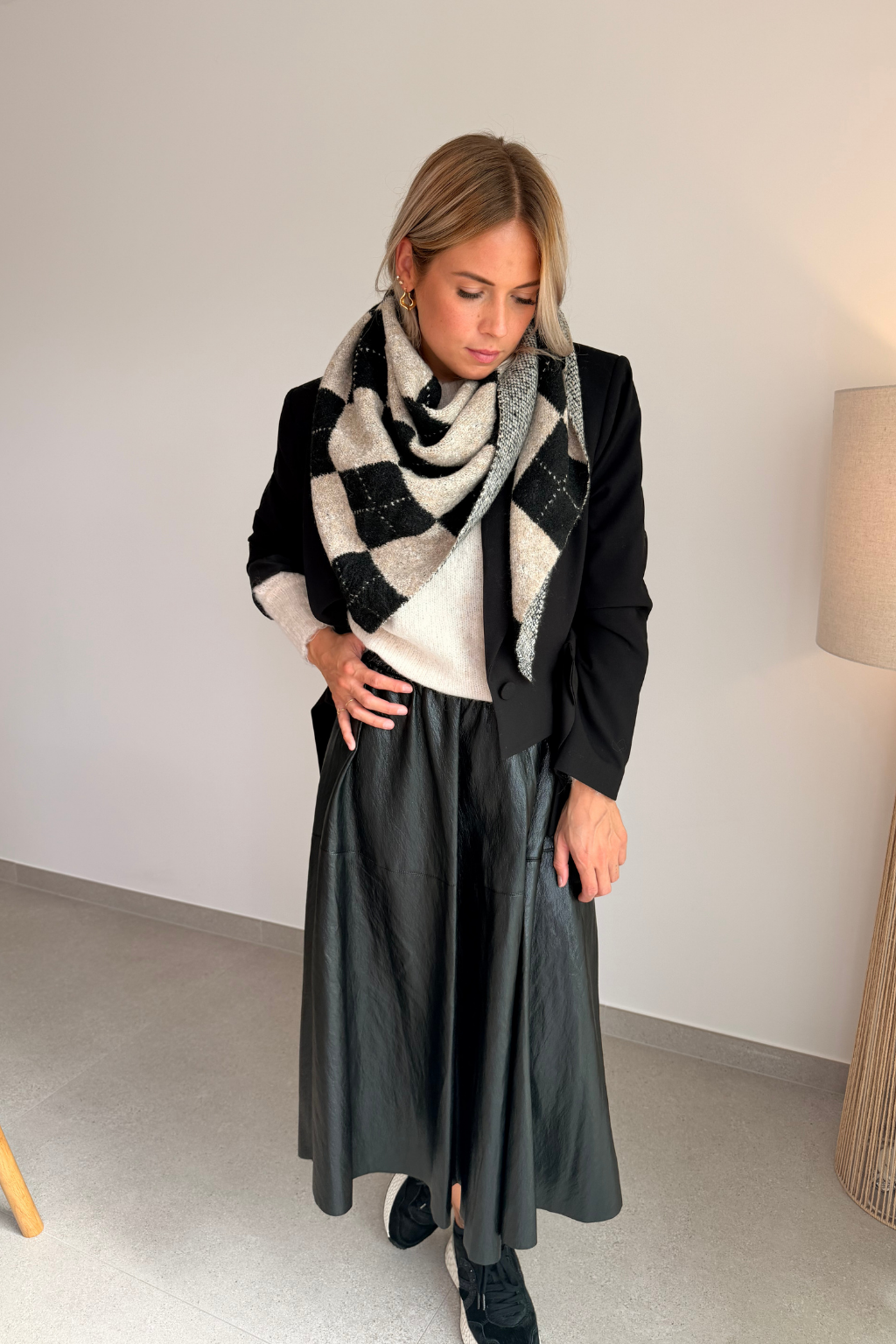 Jupe longue en simili cuir noir