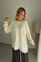 Pull beige à dentelle