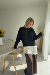Pull noir à dentelle
