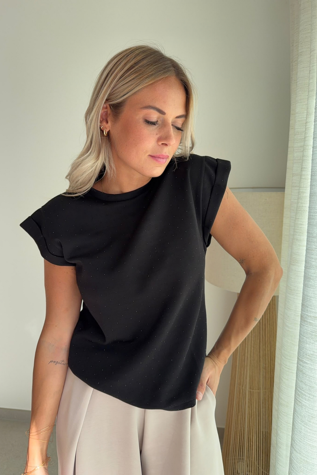 T-shirt noir à strass