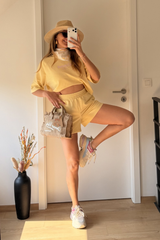 short cora jaune