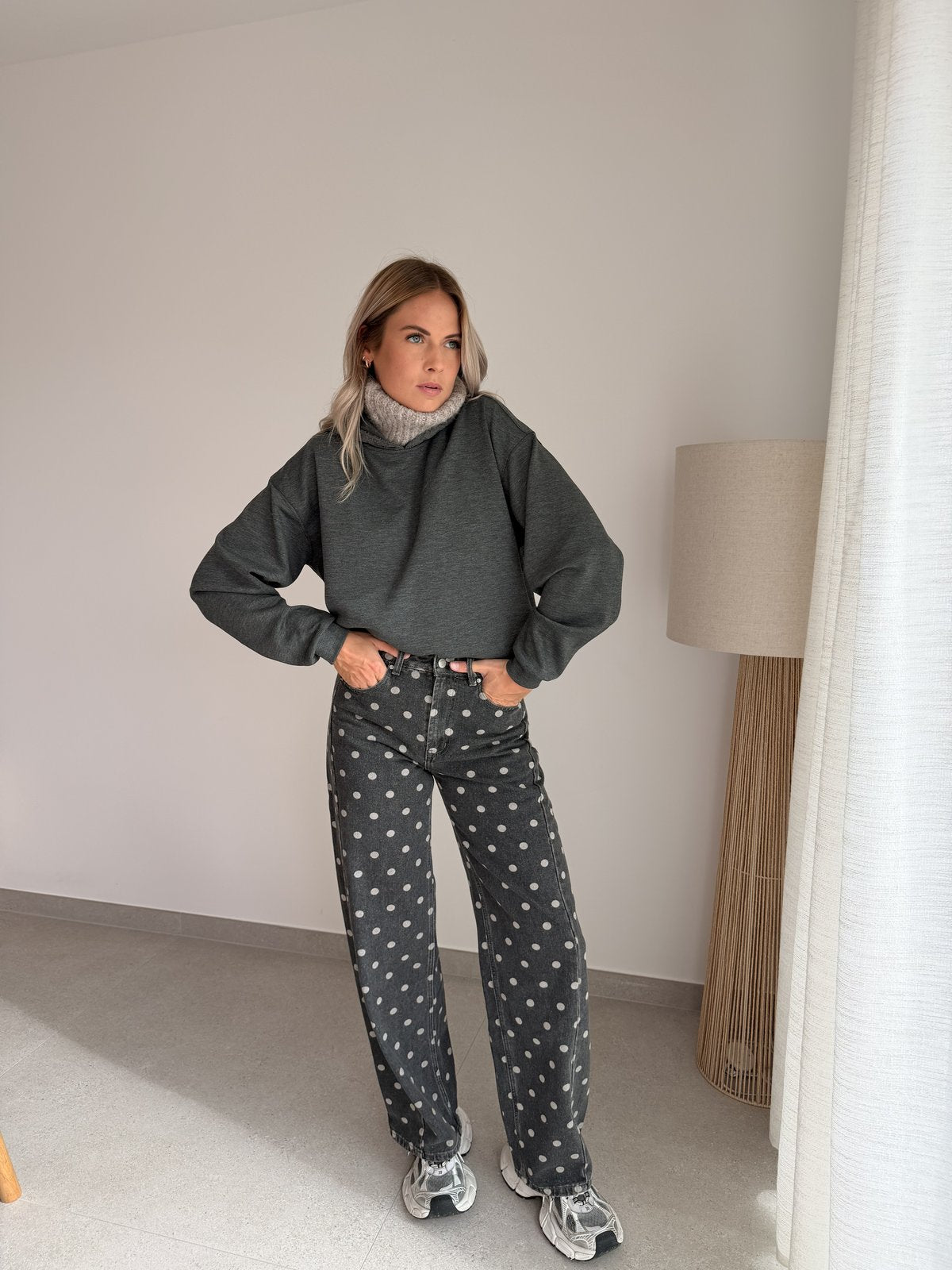Jeans ballon gris à pois
