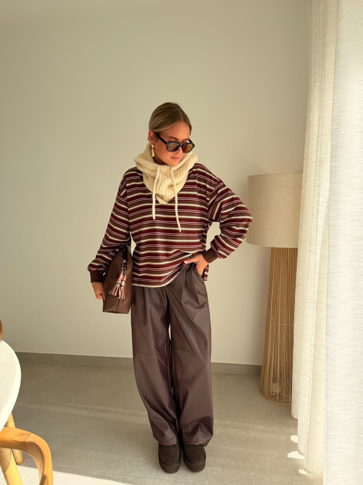 Polo rayé bordeaux, cagoule en maille sable et pantalon simili cuir bordeaux