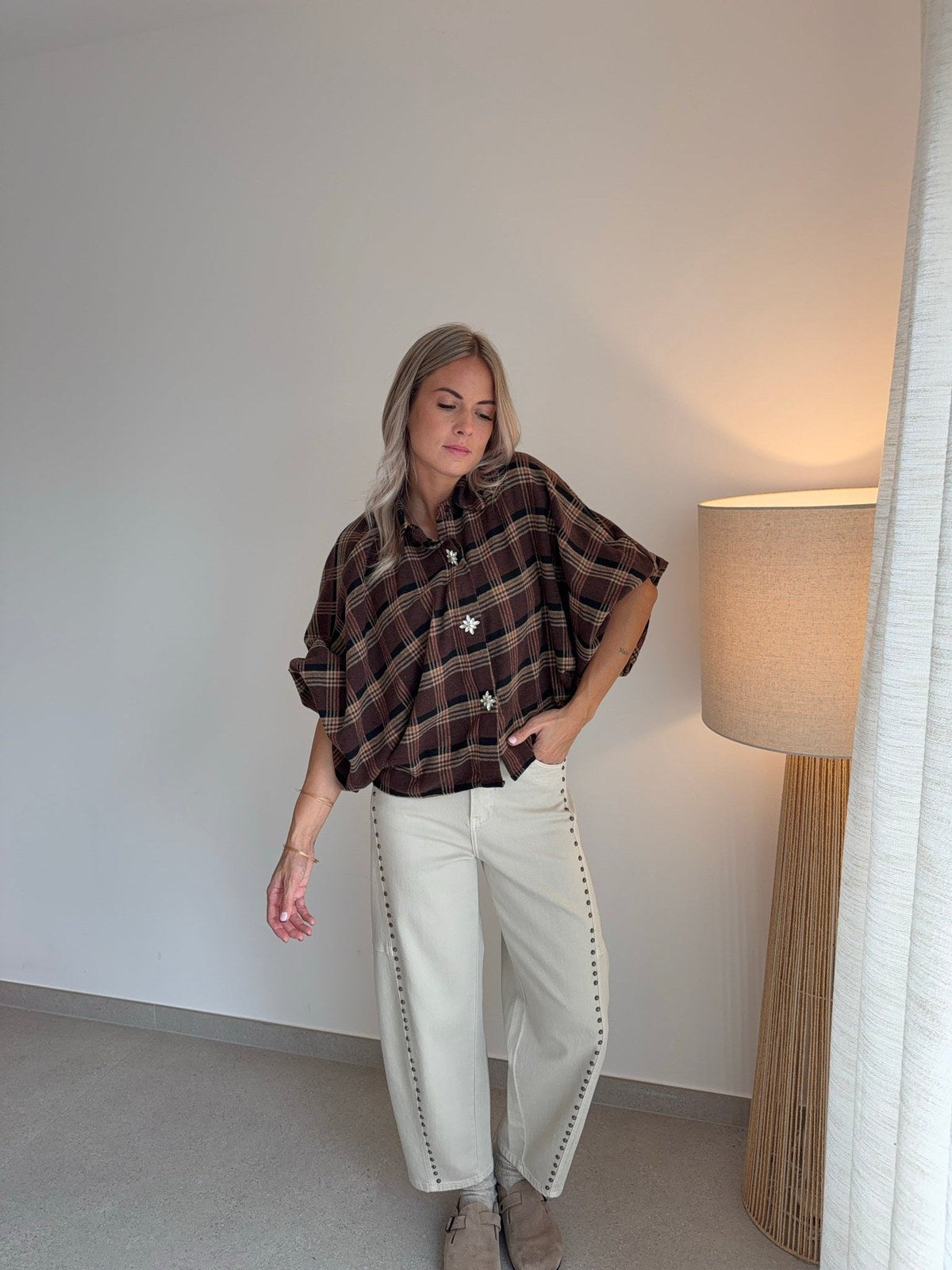 Chemise à carreaux marron à boutons bijoux et jeans ballon crème à clous