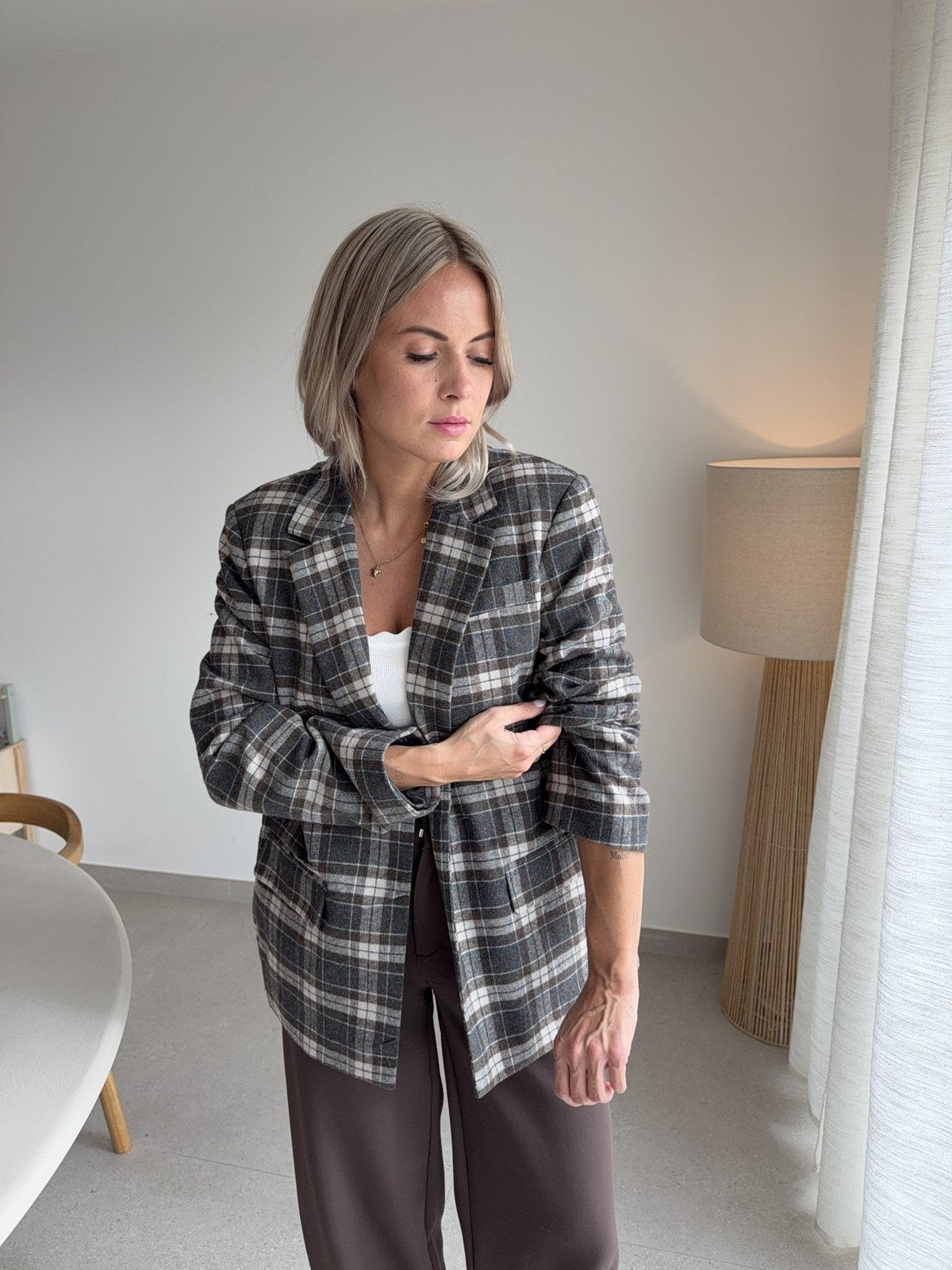 Blazer à carreaux, top blanc et pantalon chocolat