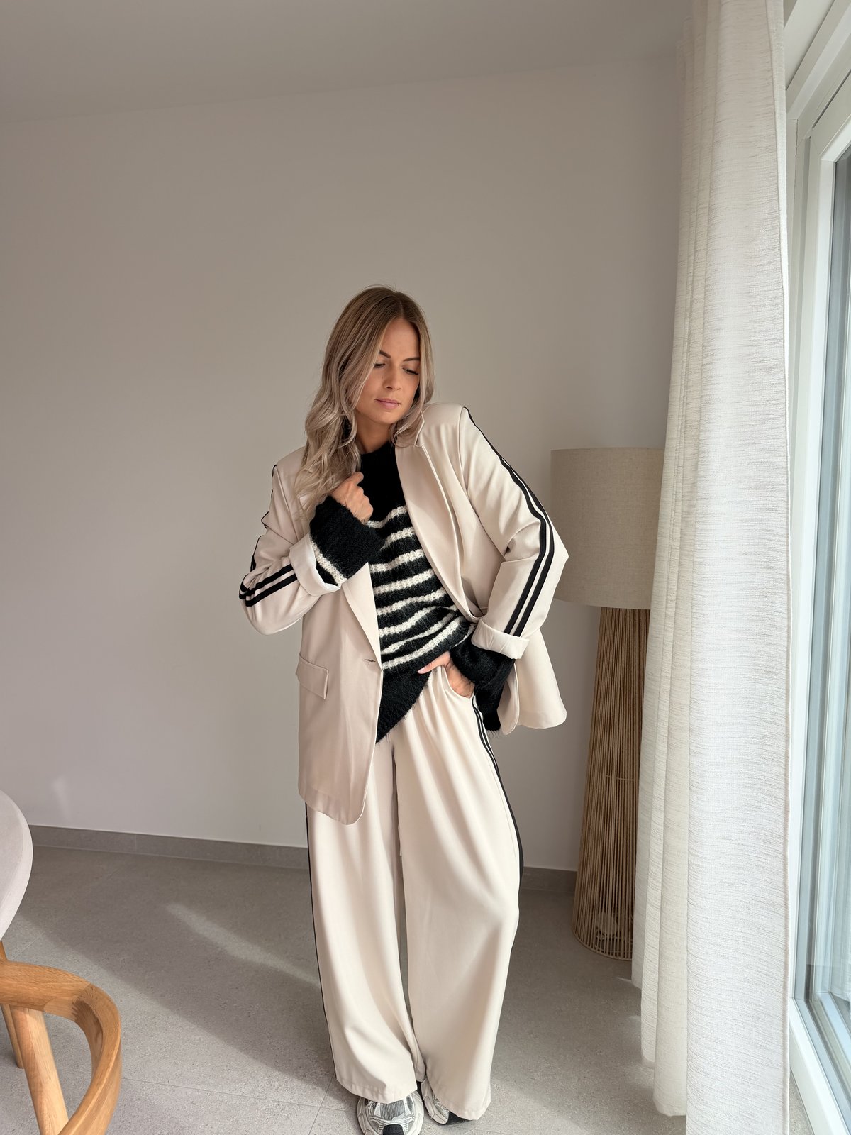 Pantalon blazer beige à bandes